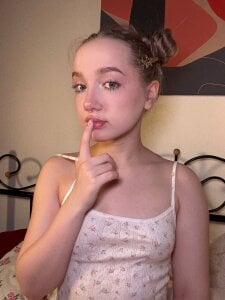 fooling around in a cute bodysuit🌷 de bambi_lu Foto 3