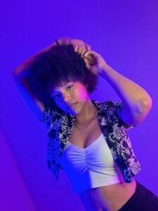 Gala_Brunette Public Pic 3