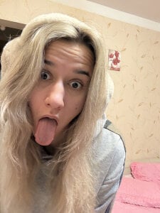 MaryBennetts Tits are shaking in anticipation of your step slika 4