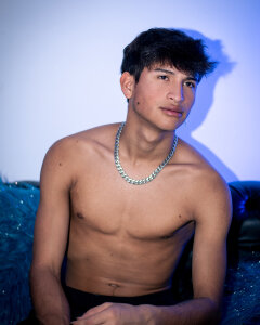 luis_chacon Welcome to my room Pic 2