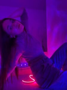 I want to stay with you under neon light de NoraHaynes Foto 3