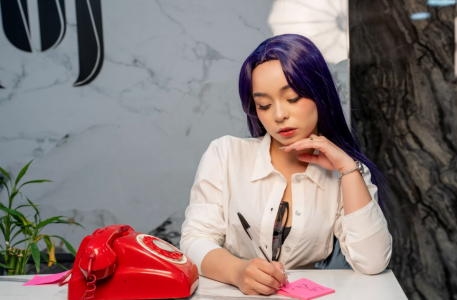 Lilou_albrecht Secretary ready to await your call Immagine  3