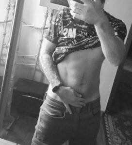 333Alone_in_theDark777 I am Pic