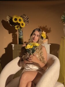 maryy_campbell_ Did you have a Valentine as cute as me?🌻 รูป  7