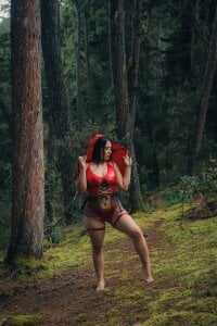 aisha_duque Between the forest and temptation… someone is going to sin 🎃😈😍 Pic 2