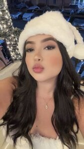 Emiily_Moore1 Christmas 🤍✨ Pic