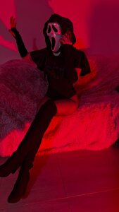 Trick or tease? 🎃 Dare to play with me under the moonlight… 💄🖤 de Alisson_Beckett Foto 2