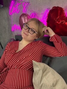 Lauraaa_Smith in a red jumpsuit💘 Billede 5