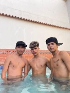 PRINCES_OF_DAMIAN 👹a very hot threesome👹 Pic 4