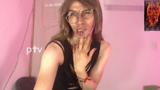 cutesweeetrobinsex mira mis uñas quedaron cool en esencial el dedito de amor ajaja Pic 9