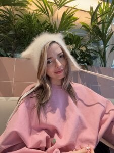 Your fav sweater ❤ de LoraaDoll  2 Imagens