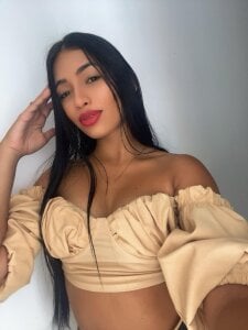 sluttyysucker A brunette with weapons and big, juicy lips to kiss, and I'm not exactly talking about red ones. 😈 Pic