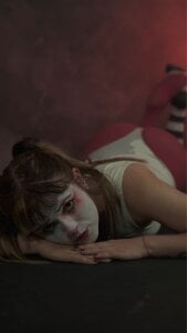 Clown face de NEXT_DOOR_GIRL_  2 Imagens