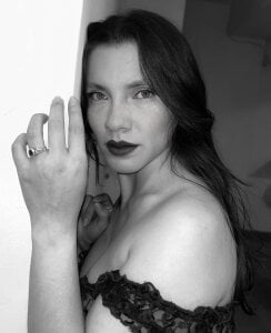 karlamorris_ Between shadows, I am light Pic 3