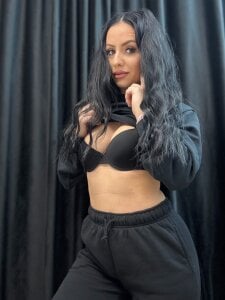 SuzanneKer1 💋 A Taste Of Trouble Pic 4