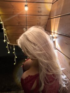 LaraHollywood Public Pic 7