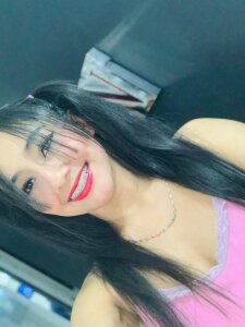 Sara_Noa with my cell phone Pic 8