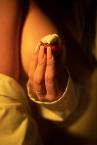 sofiaalarson and how about a strawberry? 🍓💋😈 slika 6