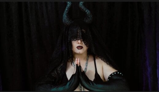 alexa11_ My beauty does not seek to please, it seeks to dominate, whoever looks at me does not desire me, obe Pic 2