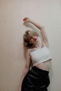 AnnaleePake Hoping for the best Pic 4