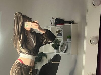 Miche1le_AllenneのLook at my figure))の 2枚の写真