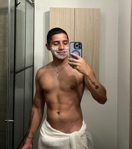 DylanWolf98のshowerの枚の写真