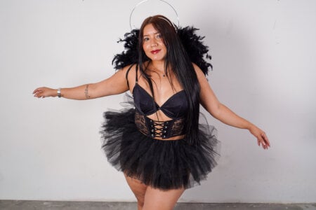 alexa_pariss “A sigh of sin wrapped in black wings 🖤” Billede