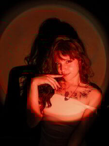 Velvet_Dreamss Between shadows and temptation... do you dare to imagine the rest? Poză 3