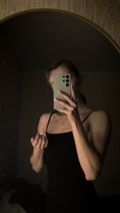 AvelinaScheppsomething from a photo shoot图片