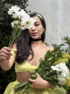 EmiGomez_ 🌹 A rose, a look, and pleasure awakens Pic