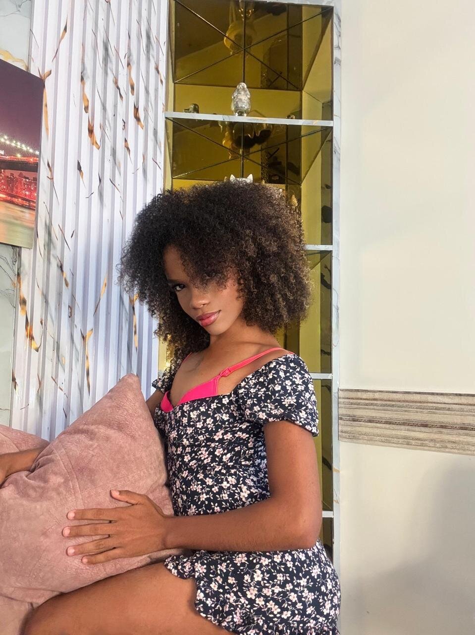 Трендове зображення  4045 Thiana_Rogers