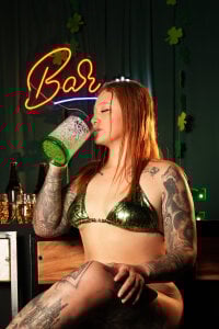 amber_ryan🍀They say touching a four-leaf clover brings good luck... Want to give it a try?🍀图片 2