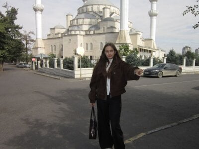 CharlynDiniA little me at walk Bild 2