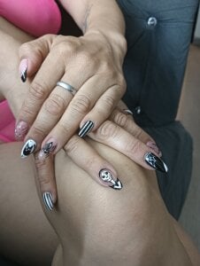 Sexy lingerie and cute nails for a confident mature woman de Luciifeer_  photos