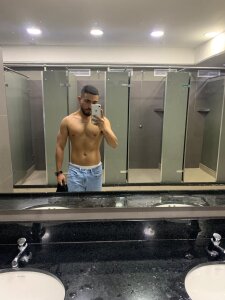 AaronVegaa Public 사진 5