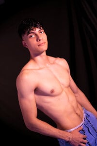 AlessioVitale: 😈 I love watching your eyes trace my body. ( 4 фото)