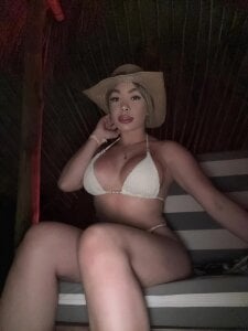 Holli_woul Little beach👙 Pic