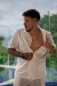 keane_lee_ 😉 One smile… and you’re already curious. Pic