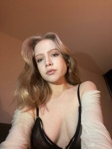 Alice_meow15 Barefoot in Montmartre Bilde