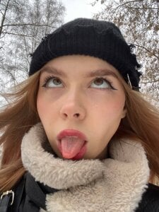 GlitchyDollyOn a walk图片 5