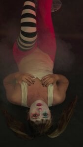 Clown face de NEXT_DOOR_GIRL_  8 Imagens