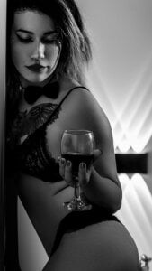 AuroraChannn Black & White, Wine & Temptation 🍷🖤🤍  4. fénykép