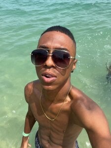 YeremiBrowm Me on the beach Pic 6