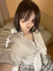 DarylBraddy the most important thing for a woman, a white shirt Foto 2