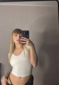 Alice_wooowのI love my tight croptop ♥の 8枚の写真