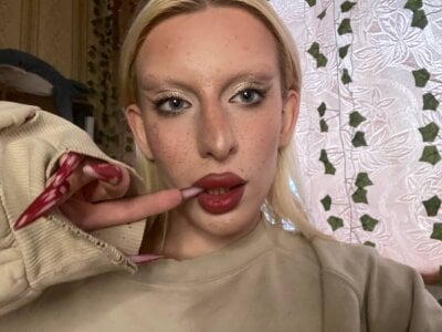 red lips always lie od LexieWintour  snímek