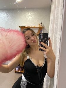 DarelleFaux your sexy maid Foto