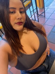 TifanyGreyy Public Pic 4