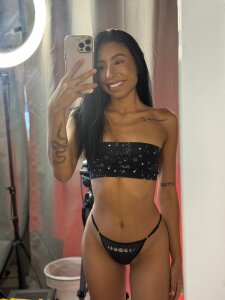 antonela-bellaIn the mirror🖤图片 2