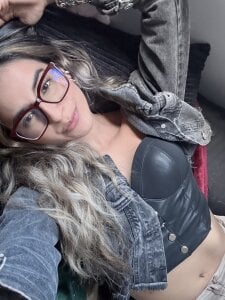 NIQUEILLA8 Which do you prefer? With or without glasses?  2. fénykép